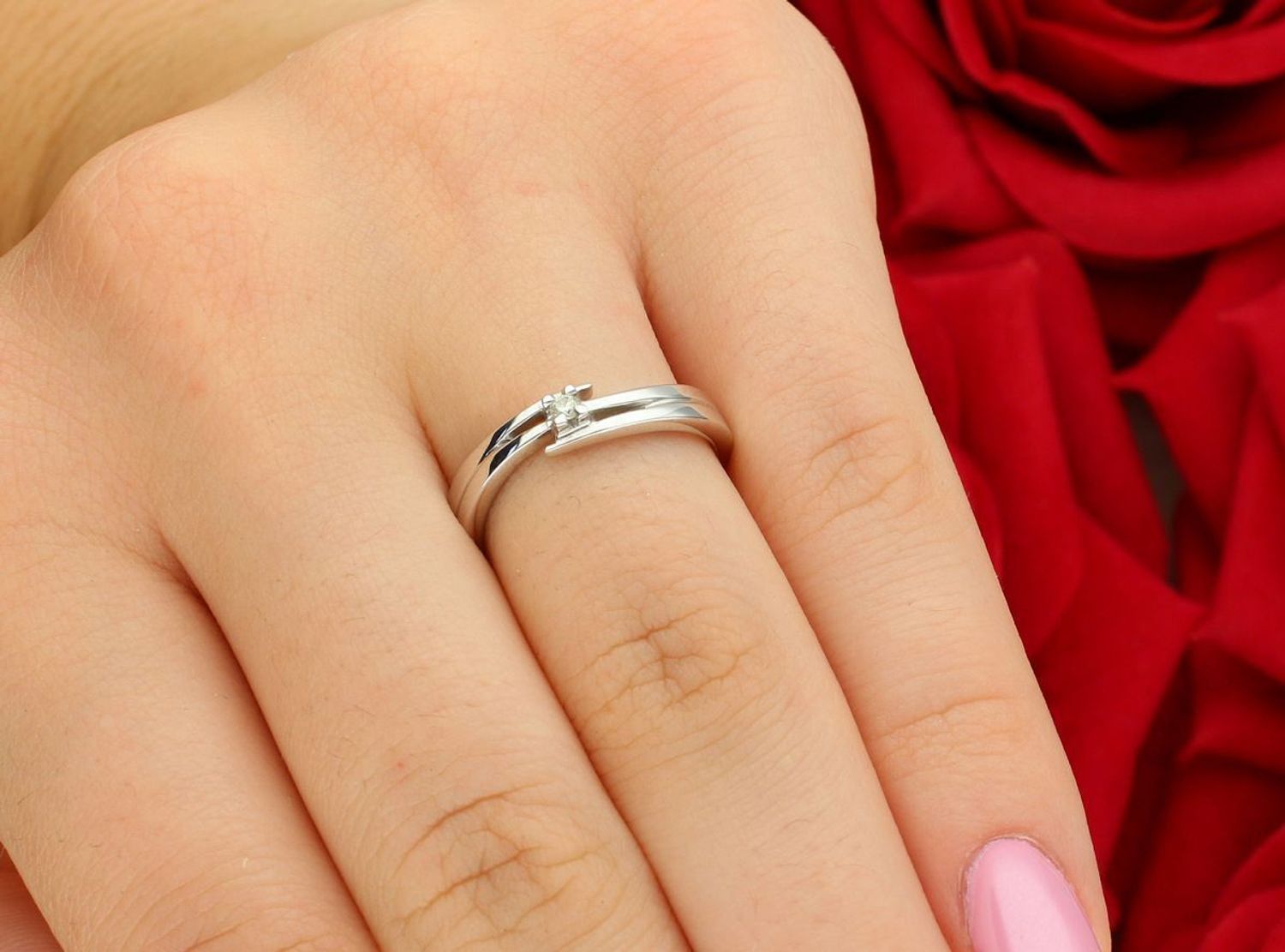 Elegancki pierścionek z białego złota próby 585 ozdobiony brylantem 0,03 ct, czystość SI1, barwa J. Certyfikat autentyczności. Idealny na prezent.1.jpg